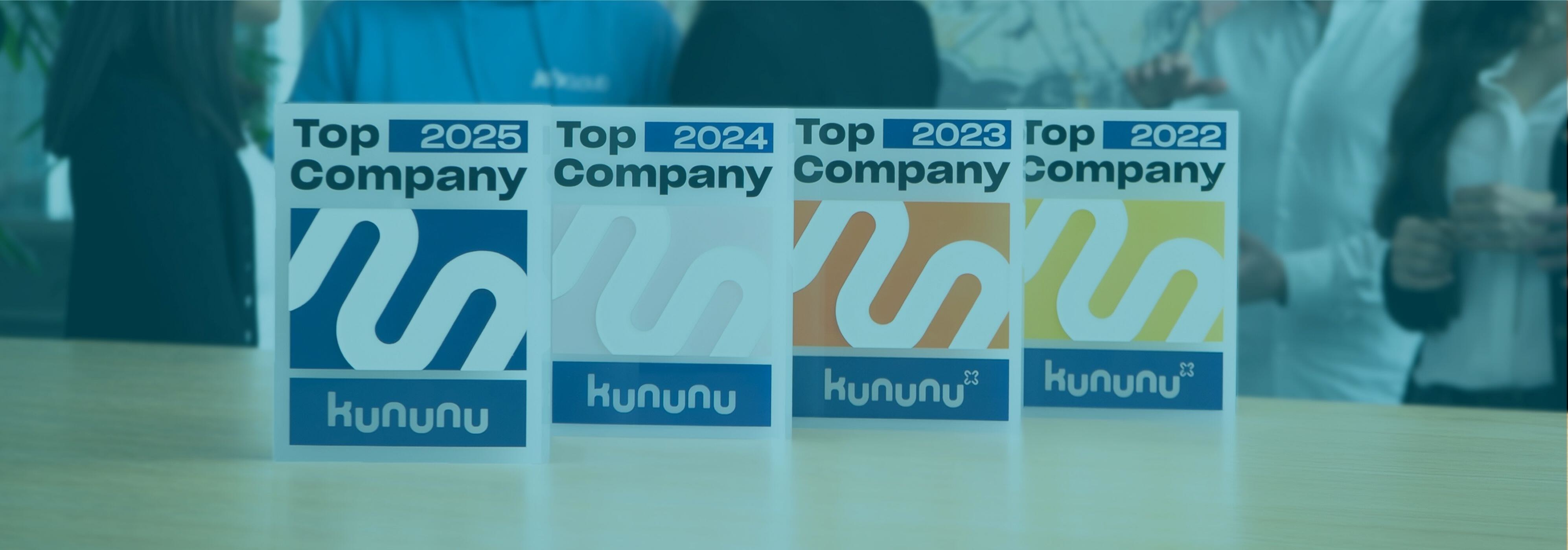 kununu awards stehen auf einem tisch aneinandergereiht